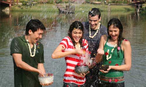 Thailand: Chinese tourists attending Songkran festivities