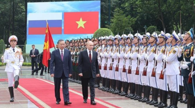Honorable reception for Putin in Vietnam