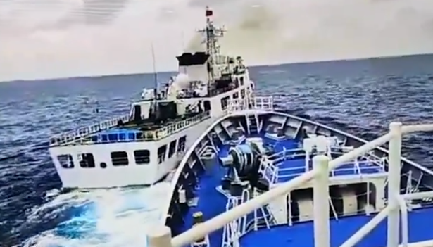 Philippines: Chinese ship rams patrol boat